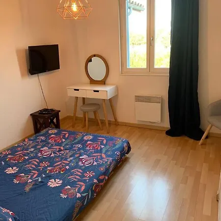 Apartment Situe Au Port Avec Piscine